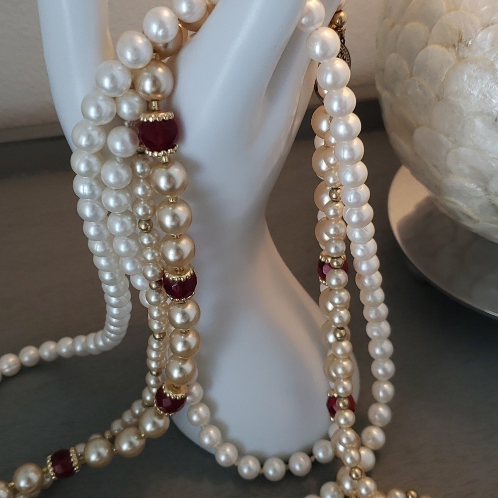 Pearl Set Costume Jewelry - 4 Necklaces & 2 Pins - Picture 5 of 10